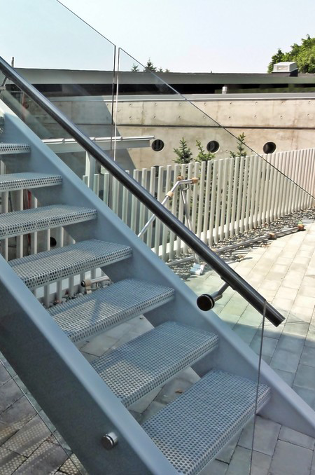 exterior-glass-railing-iron-age-manufacturing-ltd-img_e7d1d156047519d8_9-7347-1-0eac4d6